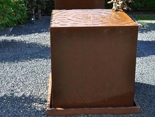 χαρακτηριστικό γνώρισμα νερού χάλυβα Corten διακοσμήσεων κήπων μετάλλων 1100mm τετραγωνικό