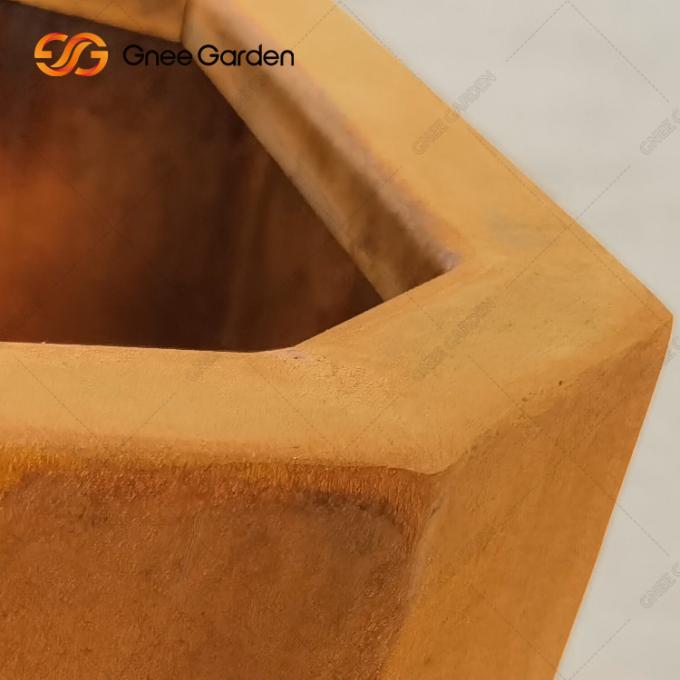 Το εργοστάσιο προσαρμόζει τον κήπο χάλυβα Corten φυτεύοντας τα μεγάλα δοχεία λουλουδιών κιβωτίων