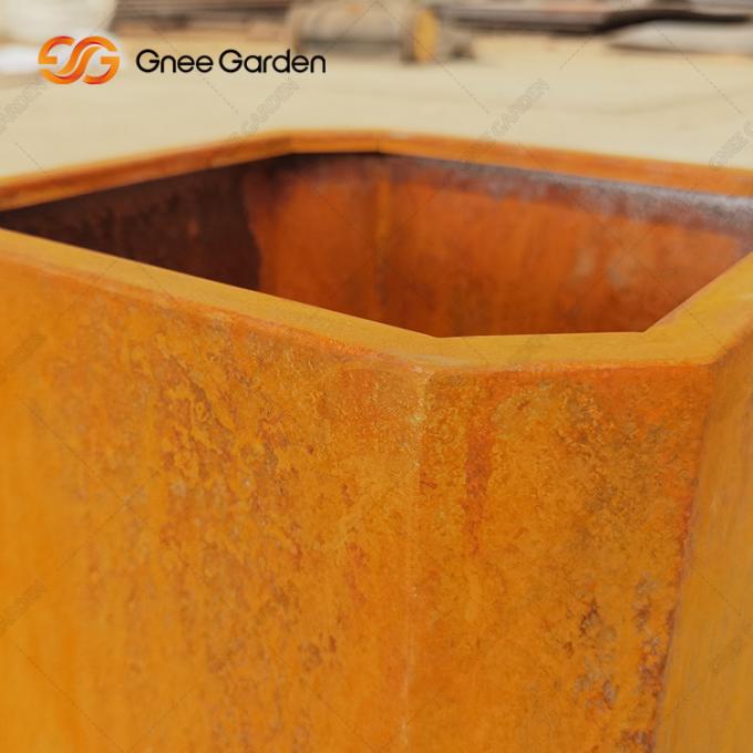 Το εργοστάσιο προσαρμόζει τον κήπο χάλυβα Corten φυτεύοντας τα μεγάλα δοχεία λουλουδιών κιβωτίων